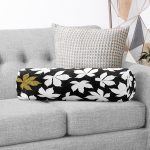 - RealHomes Özel Tasarımlı Dijital Baskılı İç Dolgulu Fermuarlı Silindir Yastık - Realhomes Siyah Zemin Üzerinde Gold Detaylı Beyaz Çiçek Desenli Dijital Baskılı Modern İç Dolgulu Süet Silindir Yastık Kırlent - Bel Yastığı Realhomes