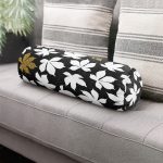 - RealHomes Özel Tasarımlı Dijital Baskılı İç Dolgulu Fermuarlı Silindir Yastık - Realhomes Siyah Zemin Üzerinde Gold Detaylı Beyaz Çiçek Desenli Dijital Baskılı Modern İç Dolgulu Süet Silindir Yastık Kırlent - Bel Yastığı Realhomes