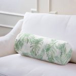 Beyaz Zemin Üzerinde Yeşil Yaprak Desenli Dijital Baskılı Modern İç Dolgulu Yumuşak Silindir Form Yastık Kırlent Realhomes