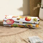 Beyaz Zemin Üzerinde Siyah Çizgili Bal Kabağı Desenli Dijital Baskılı Modern İç Dolgulu Fermuarlı Çok Amaçlı Silindir Yastık Kırlent Realhomes