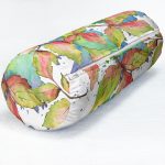 Beyaz Zemin Üzerinde Renkli Yaprak Desenli Dijital Baskılı Modern İç Dolgulu - Fermuarlı Süet Berjer Silindir Yastık Kırlent Realhomes