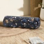 Siyah Zemin Üzerinde Renkli Çiçek Desenli Dijital Baskılı Modern İç Dolgulu - Fermuarlı Süet Silindir Yuvarlak Yastık Kırlent Realhomes