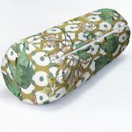 - RealHomes Özel Tasarımlı Dijital Baskılı İç Dolgulu Fermuarlı Silindir Yastık - Realhomes Beyaz Zemin Üzerinde Yeşil Puantiyeli Yaprak Desenli Dijital Baskılı Modern İç Dolgulu Fermuarlı Çok Amaçlı Silindir Yastık Kırlent Realhomes
