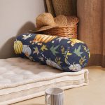 - RealHomes Özel Tasarımlı Dijital Baskılı İç Dolgulu Fermuarlı Silindir Yastık - Realhomes Renkli Zemin Üzerinde Bal Kabağı Desenli Dijital Baskılı Modern İç Dolgulu Süet Silindir Yastık Kırlent - Bel Yastığı Realhomes