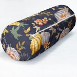 - RealHomes Özel Tasarımlı Dijital Baskılı İç Dolgulu Fermuarlı Silindir Yastık - Realhomes Renkli Zemin Üzerinde Bal Kabağı Desenli Dijital Baskılı Modern İç Dolgulu Süet Silindir Yastık Kırlent - Bel Yastığı Realhomes