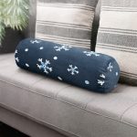 - RealHomes Özel Tasarımlı Dijital Baskılı İç Dolgulu Fermuarlı Silindir Yastık - Realhomes Renkli Zemin Üzerinde Beyaz Kar tanesi Desenli Dijital Baskılı Modern İç Dolgulu - Fermuarlı Süet Berjer Silindir Yastık Kırlent Realhomes