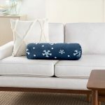 - RealHomes Özel Tasarımlı Dijital Baskılı İç Dolgulu Fermuarlı Silindir Yastık - Realhomes Renkli Zemin Üzerinde Beyaz Kar tanesi Desenli Dijital Baskılı Modern İç Dolgulu - Fermuarlı Süet Berjer Silindir Yastık Kırlent Realhomes