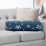 - RealHomes Özel Tasarımlı Dijital Baskılı İç Dolgulu Fermuarlı Silindir Yastık - Realhomes Renkli Zemin Üzerinde Beyaz Kar tanesi Desenli Dijital Baskılı Modern İç Dolgulu - Fermuarlı Süet Berjer Silindir Yastık Kırlent Realhomes