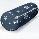 - RealHomes Özel Tasarımlı Dijital Baskılı İç Dolgulu Fermuarlı Silindir Yastık - Realhomes Renkli Zemin Üzerinde Beyaz Kar tanesi Desenli Dijital Baskılı Modern İç Dolgulu - Fermuarlı Süet Berjer Silindir Yastık Kırlent Realhomes