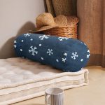 - RealHomes Özel Tasarımlı Dijital Baskılı İç Dolgulu Fermuarlı Silindir Yastık - Realhomes Renkli Zemin Üzerinde Beyaz Kar tanesi Desenli Dijital Baskılı Modern İç Dolgulu - Fermuarlı Süet Berjer Silindir Yastık Kırlent Realhomes