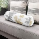 - RealHomes Özel Tasarımlı Dijital Baskılı İç Dolgulu Fermuarlı Silindir Yastık - Realhomes Beyaz Zemin Üzerinde Gold Detaylı Kozalak Desenli Dijital Baskılı Modern İç Dolgulu Süet Silindir Yastık Kırlent - Bel Yastığı Realhomes