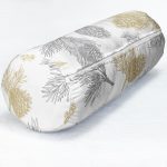 - RealHomes Özel Tasarımlı Dijital Baskılı İç Dolgulu Fermuarlı Silindir Yastık - Realhomes Beyaz Zemin Üzerinde Gold Detaylı Kozalak Desenli Dijital Baskılı Modern İç Dolgulu Süet Silindir Yastık Kırlent - Bel Yastığı Realhomes