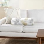 - RealHomes Özel Tasarımlı Dijital Baskılı İç Dolgulu Fermuarlı Silindir Yastık - Realhomes Beyaz Zemin Üzerinde Gold Detaylı Kozalak Desenli Dijital Baskılı Modern İç Dolgulu Süet Silindir Yastık Kırlent - Bel Yastığı Realhomes