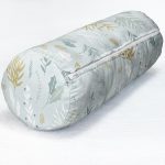 Renkli Zemin Üzerinde Yaprak Desenli Dijital Baskılı Modern İç Dolgulu - Fermuarlı Süet Silindir Yuvarlak Yastık Kırlent Realhomes