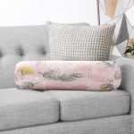 - RealHomes Özel Tasarımlı Dijital Baskılı İç Dolgulu Fermuarlı Silindir Yastık - Realhomes Renkli Zemin Üzerinde Kartane Desenli Yaprak Motifli Dijital Baskılı Modern İç Dolgulu - Fermuarlı Süet Silindir Rulo Yastık Kırlent Realhomes