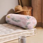 - RealHomes Özel Tasarımlı Dijital Baskılı İç Dolgulu Fermuarlı Silindir Yastık - Realhomes Renkli Zemin Üzerinde Kartane Desenli Yaprak Motifli Dijital Baskılı Modern İç Dolgulu - Fermuarlı Süet Silindir Rulo Yastık Kırlent Realhomes