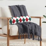 Beyaz Zemin Üzerinde Bordo Ve Yeşil Ekose Desenli Dijital Baskılı Modern İç Dolgulu - Fermuarlı Süet Silindir Yuvarlak Yastık Kırlent Realhomes