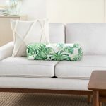 - RealHomes Özel Tasarımlı Dijital Baskılı İç Dolgulu Fermuarlı Silindir Yastık - Realhomes Beyaz Zemin Üzerinde Yeşil Yaprak Desenli Dijital Baskılı Modern İç Dolgulu Süet Silindir Yastık Kırlent - Bel Yastığı Realhomes