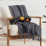 - RealHomes Özel Tasarımlı Dijital Baskılı İç Dolgulu Fermuarlı Silindir Yastık - Realhomes Siyah Zemin Üzerinde Bal Kabağı Desenli Dijital Baskılı Modern İç Dolgulu - Fermuarlı Süet Silindir Yuvarlak Yastık Kırlent Realhomes