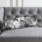 Siyah Zemin Üzerinde Beyaz Çiçek Desenli Dijital Baskılı Modern İç Dolgulu - Fermuarlı Süet Berjer Silindir Yastık Kırlent Realhomes