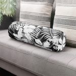 Siyah Zemin Üzerinde Beyaz Çiçek Desenli Dijital Baskılı Modern İç Dolgulu - Fermuarlı Süet Berjer Silindir Yastık Kırlent Realhomes