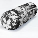 Siyah Zemin Üzerinde Beyaz Çiçek Desenli Dijital Baskılı Modern İç Dolgulu - Fermuarlı Süet Berjer Silindir Yastık Kırlent Realhomes