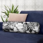 Siyah Zemin Üzerinde Beyaz Çiçek Desenli Dijital Baskılı Modern İç Dolgulu - Fermuarlı Süet Berjer Silindir Yastık Kırlent Realhomes