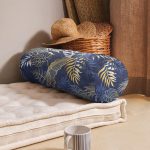 Mavi Zemin Üzerinde Gold Detaylı Yaprak Desenli Dijital Baskılı Modern İç Dolgulu Süet Silindir Yastık Kırlent - Bel Yastığı Realhomes