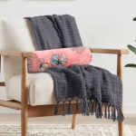 - RealHomes Özel Tasarımlı Dijital Baskılı İç Dolgulu Fermuarlı Silindir Yastık - Realhomes Pastel Zemin Üzerinde Soyut Çiçek Desenli Dijital Baskılı Modern İç Dolgulu - Fermuarlı Süet Berjer Silindir Yastık Kırlent Realhomes