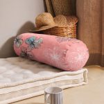 - RealHomes Özel Tasarımlı Dijital Baskılı İç Dolgulu Fermuarlı Silindir Yastık - Realhomes Pastel Zemin Üzerinde Soyut Çiçek Desenli Dijital Baskılı Modern İç Dolgulu - Fermuarlı Süet Berjer Silindir Yastık Kırlent Realhomes