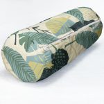 - RealHomes Özel Tasarımlı Dijital Baskılı İç Dolgulu Fermuarlı Silindir Yastık - Realhomes Pastel Zemin Üzerinde Yeşil Yaprak Desenli Dijital Baskılı Modern İç Dolgulu - Fermuarlı Süet Silindir Rulo Yastık Kırlent Realhomes