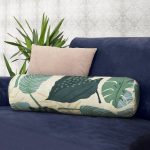 - RealHomes Özel Tasarımlı Dijital Baskılı İç Dolgulu Fermuarlı Silindir Yastık - Realhomes Pastel Zemin Üzerinde Yeşil Yaprak Desenli Dijital Baskılı Modern İç Dolgulu - Fermuarlı Süet Silindir Rulo Yastık Kırlent Realhomes