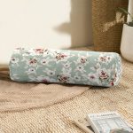 Renkli Zemin Üzerinde Çiçek Desenli Dijital Baskılı Modern İç Dolgulu - Fermuarlı Süet Berjer Silindir Yastık Kırlent Realhomes