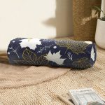 - RealHomes Özel Tasarımlı Dijital Baskılı İç Dolgulu Fermuarlı Silindir Yastık - Realhomes Renkli Zemin Üzerinde Gold Detaylı Yaprak Desenli Dijital Baskılı Modern İç Dolgulu Yumuşak Silindir Form Yastık Kırlent Realhomes