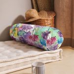 Beyaz Zemin Üzerinde Renkli Soyut Çizimli Çiçek Desenli Dijital Baskılı Modern İç Dolgulu - Fermuarlı Süet Silindir Rulo Yastık Kırlent Realhomes