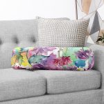 Beyaz Zemin Üzerinde Renkli Soyut Çizimli Çiçek Desenli Dijital Baskılı Modern İç Dolgulu - Fermuarlı Süet Silindir Rulo Yastık Kırlent Realhomes