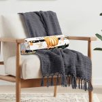 - RealHomes Özel Tasarımlı Dijital Baskılı İç Dolgulu Fermuarlı Silindir Yastık - Realhomes  Beyaz Zemin Üzerinde Siyah Çizgili Bal Kabağı Desenli Dijital Baskılı Modern İç Dolgulu - Fermuarlı Süet Silindir Rulo Yastık Kırlent Realhomes