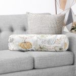 - RealHomes Özel Tasarımlı Dijital Baskılı İç Dolgulu Fermuarlı Silindir Yastık - Realhomes  Beyaz Zemin Üzerinde Balkabağı Desenli Dijital Baskılı Modern İç Dolgulu - Fermuarlı Süet Berjer Silindir Yastık Kırlent Realhomes