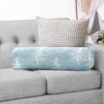 Renkli Zemin Üzerinde Beyaz Çam Ağacı Desenli Dijital Baskılı Modern İç Dolgulu - Fermuarlı Süet Berjer Silindir Yastık Kırlent Realhomes