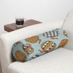 - RealHomes Özel Tasarımlı Dijital Baskılı İç Dolgulu Fermuarlı Silindir Yastık - Realhomes Pastel Zemin Üzerinde Ekoseli Balkabağı Dijital Baskılı Modern İç Dolgulu Süet Silindir Yastık Kırlent - Bel Yastığı Realhomes