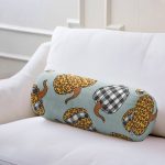 - RealHomes Özel Tasarımlı Dijital Baskılı İç Dolgulu Fermuarlı Silindir Yastık - Realhomes Pastel Zemin Üzerinde Ekoseli Balkabağı Dijital Baskılı Modern İç Dolgulu Süet Silindir Yastık Kırlent - Bel Yastığı Realhomes