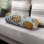 - RealHomes Özel Tasarımlı Dijital Baskılı İç Dolgulu Fermuarlı Silindir Yastık - Realhomes Pastel Zemin Üzerinde Ekoseli Balkabağı Dijital Baskılı Modern İç Dolgulu Süet Silindir Yastık Kırlent - Bel Yastığı Realhomes