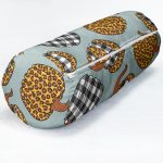 - RealHomes Özel Tasarımlı Dijital Baskılı İç Dolgulu Fermuarlı Silindir Yastık - Realhomes Pastel Zemin Üzerinde Ekoseli Balkabağı Dijital Baskılı Modern İç Dolgulu Süet Silindir Yastık Kırlent - Bel Yastığı Realhomes