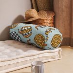 - RealHomes Özel Tasarımlı Dijital Baskılı İç Dolgulu Fermuarlı Silindir Yastık - Realhomes Pastel Zemin Üzerinde Ekoseli Balkabağı Dijital Baskılı Modern İç Dolgulu Süet Silindir Yastık Kırlent - Bel Yastığı Realhomes