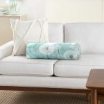 Pastel Zemin Üzerinde Beyaz Çiçek Desenli Dijital Baskılı Modern İç Dolgulu Süet Silindir Yastık Kırlent - Bel Yastığı Realhomes