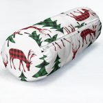 Beyaz Zemin Üzerinde Çam Ağaçlı Ekoseli Geyik Motifli Dijital Baskılı Modern İç Dolgulu Fermuarlı Çok Amaçlı Silindir Yastık Kırlent Realhomes