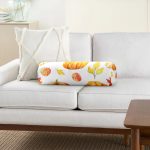 Beyaz Zemin Üzerinde Sonbahar Renkli Balkabağı Desenli Dijital Baskılı Modern İç Dolgulu Fermuarlı Çok Amaçlı Silindir Yastık Kırlent Realhomes