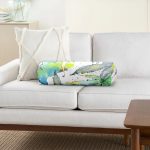 - RealHomes Özel Tasarımlı Dijital Baskılı İç Dolgulu Fermuarlı Silindir Yastık - Realhomes  Beyaz Zemin Üzerinde Renkli Yaprak Desenli Dijital Baskılı Modern İç Dolgulu Süet Silindir Yastık Kırlent - Bel Yastığı Realhomes