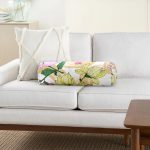 - RealHomes Özel Tasarımlı Dijital Baskılı İç Dolgulu Fermuarlı Silindir Yastık - Realhomes Beyaz Zemin Üzerinde Çiçek Desenli Dijital Baskılı Modern İç Dolgulu Fermuarlı Çok Amaçlı Silindir Yastık Kırlent Realhomes