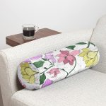 - RealHomes Özel Tasarımlı Dijital Baskılı İç Dolgulu Fermuarlı Silindir Yastık - Realhomes  Beyaz Zemin Üzerinde Renkli Çiçek Desenli Dijital Baskılı Modern İç Dolgulu - Fermuarlı Süet Berjer Silindir Yastık Kırlent Realhomes